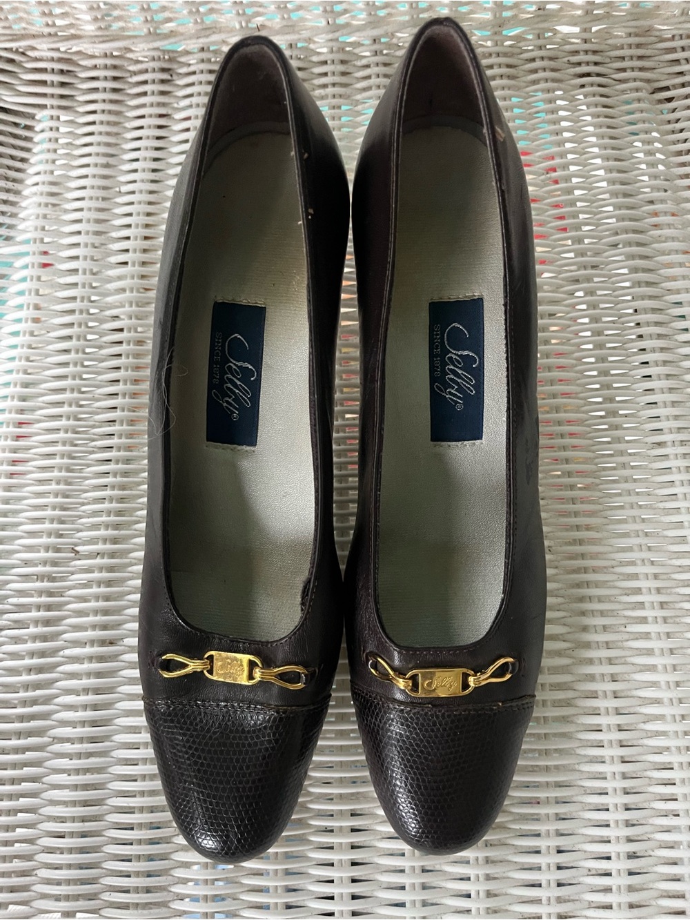 Vintage Selby Black Smooth Leather Pumps w Gold Clasp. 8.5 Narrow